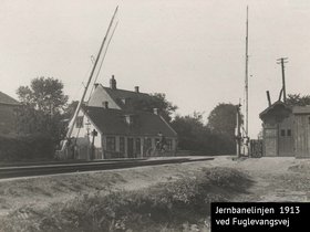 Jernbanelinien mod vest krydser Fuglevangsvej mellem H.C. Ørsteds Vej og Bülowsvej september 1913.jpg